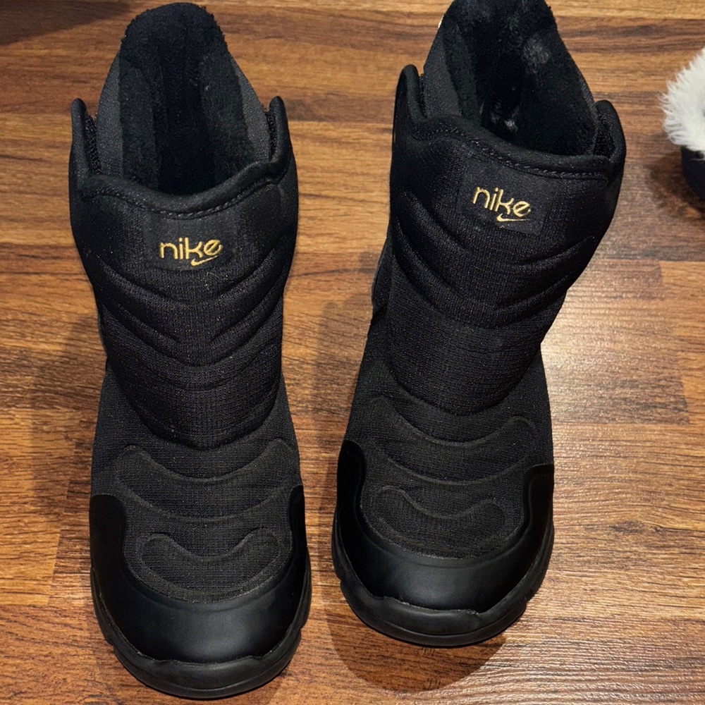 Novice Black Metallic Gold Nike Kids Black and Gold Winter Boots size 1